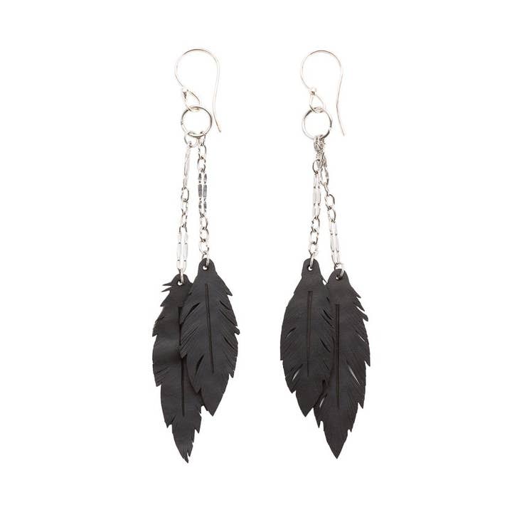Schwarz Hängende Feder-Ohrringe aus recyceltem Gummi für den Großhandel auf Faire0