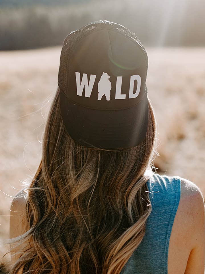 Cappello Trucker Orso Selvatico Adulto: Nero per la vendita all'ingrosso da parte di Made of Mountains