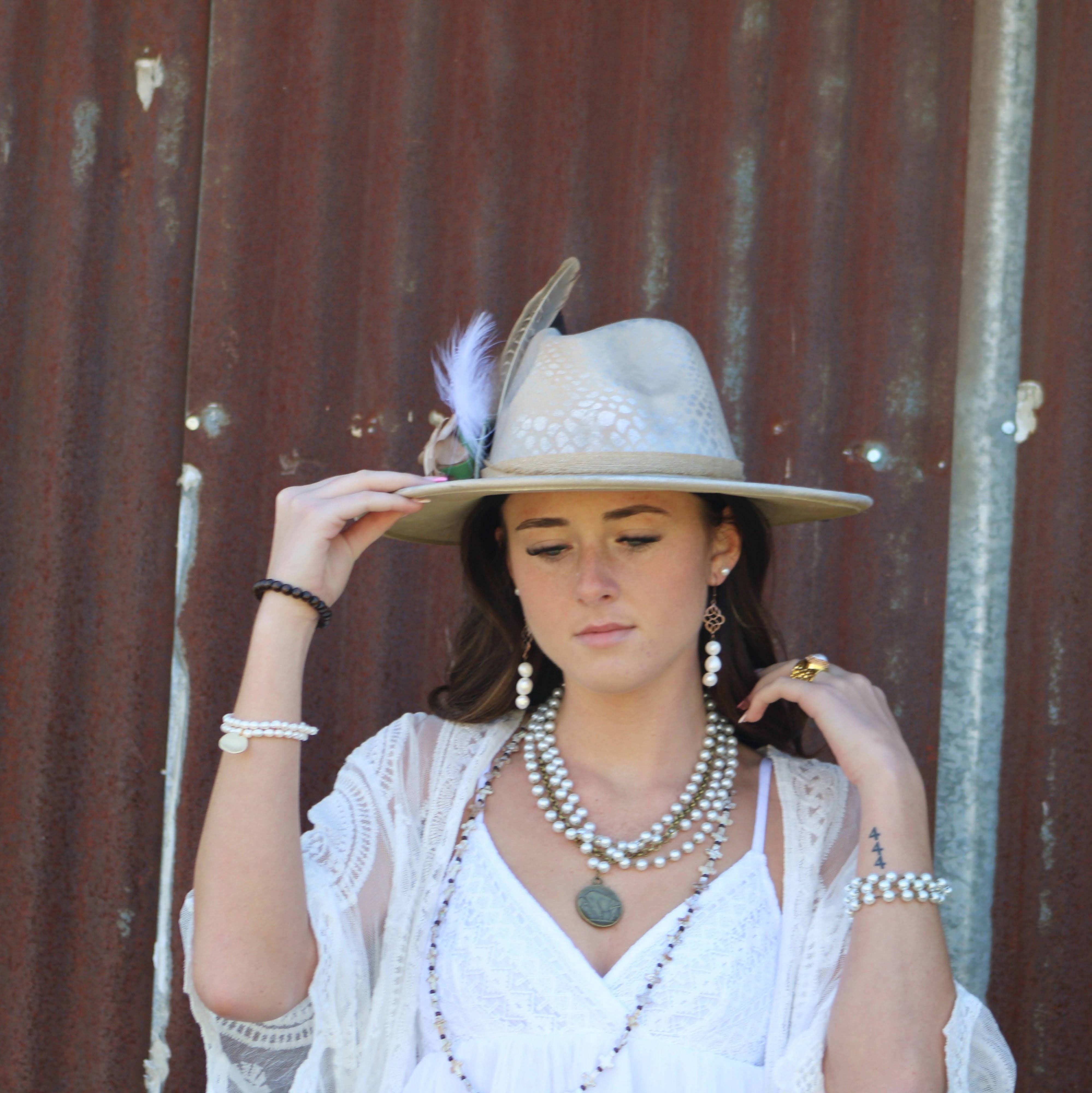 The Jewelry Junkie – Großhandel Perlenarmband – Süßwasserperlen-Armband mit matter Goldmünze 804m6