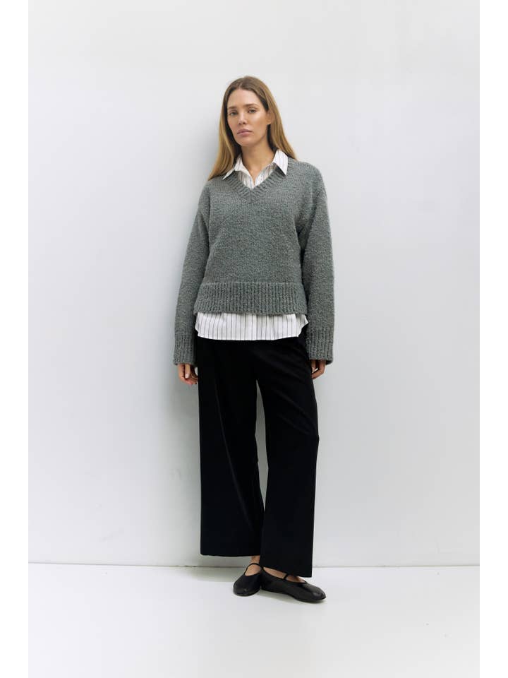 MOD REF – wholesale Knitted jumper – Women′s – The Glen Sweater | Oversized Boucle Knit V-Neck Sweater9