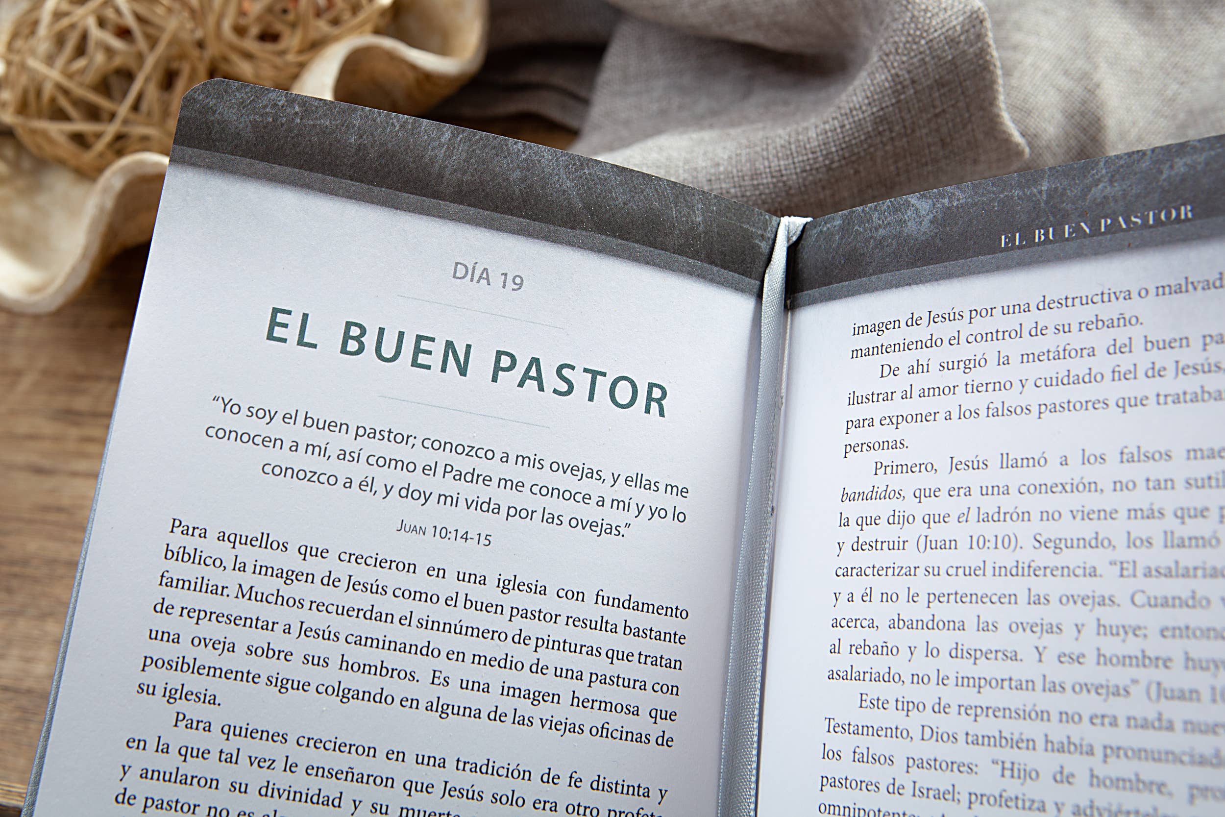 BroadStreet Publishing Group, LLC - Wholesale Religion - The Chosen - Libro tres (Spanish Devotional #3)2