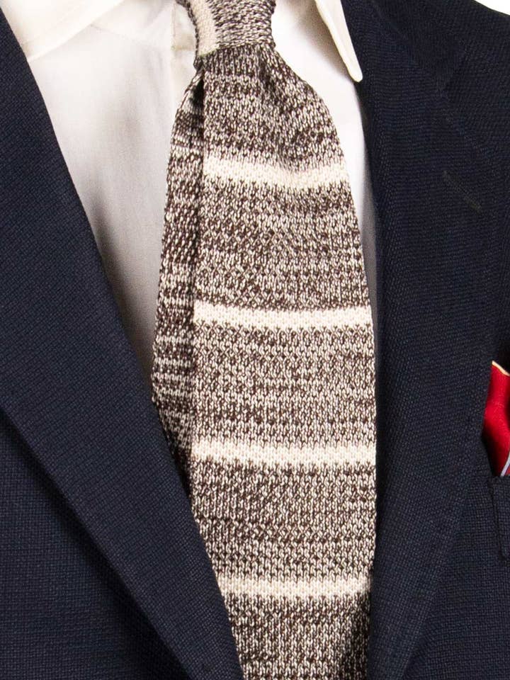Braune Strickkrawatte aus Seide mit weißen und grauen Streifen TRI915 für den Großhandel von Graffeo Cravatte