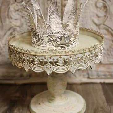 Corona a rete floreale con finitura bianca lavata per la vendita all'ingrosso da parte di Homespun Heart