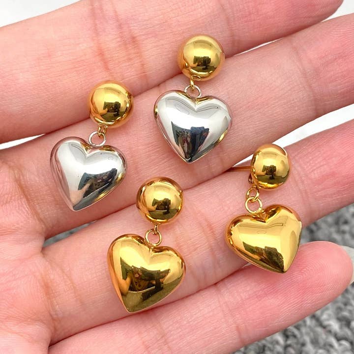 18k forgyldt SS Heart Charm runde stolpeøreringe - FGS for engroshandel hos Mio Queena