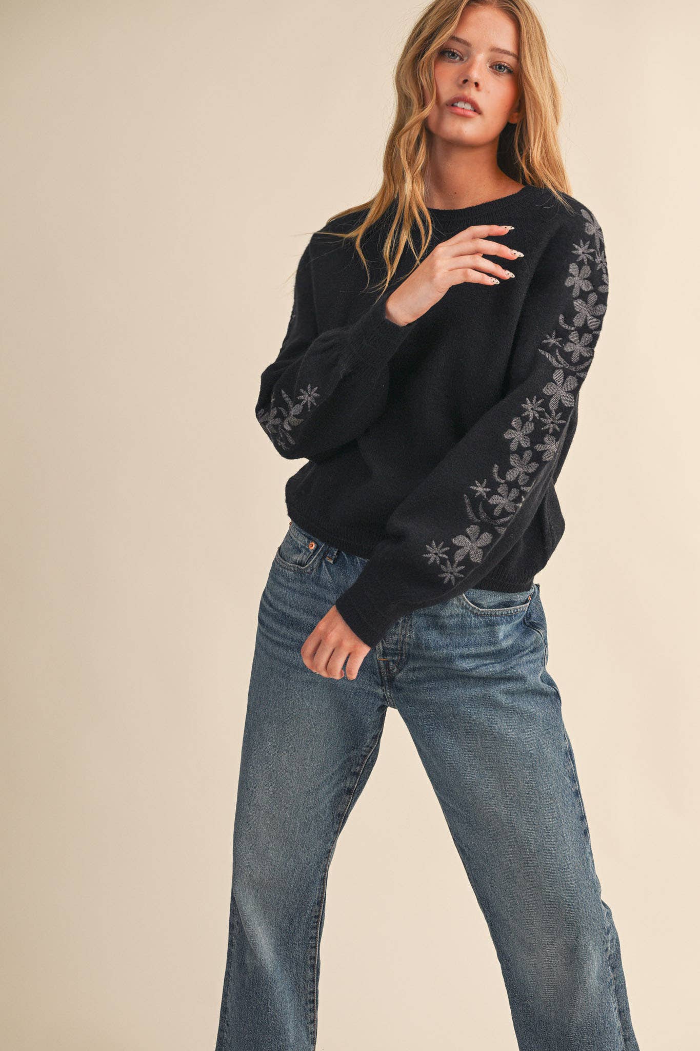 &MERCI - Wholesale Knit Sweater - Women's - PULLOVER SWEATER WITH FLORAL EMBROIDERED SLEEVES MSW108904