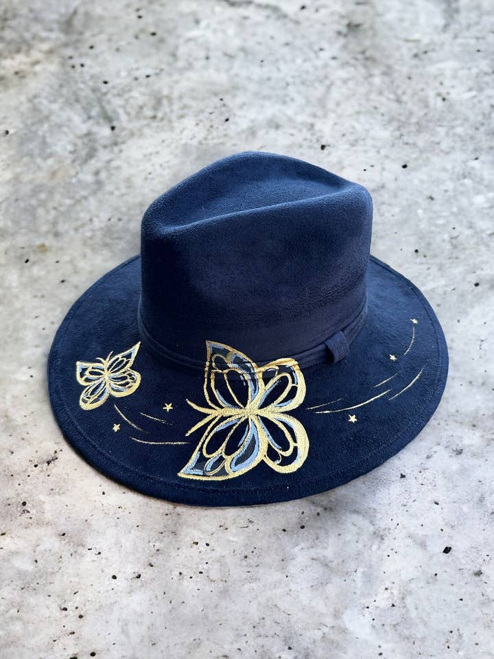 Chapeau en daim noir peint Golden Flutter pour la vente par Bella Soul