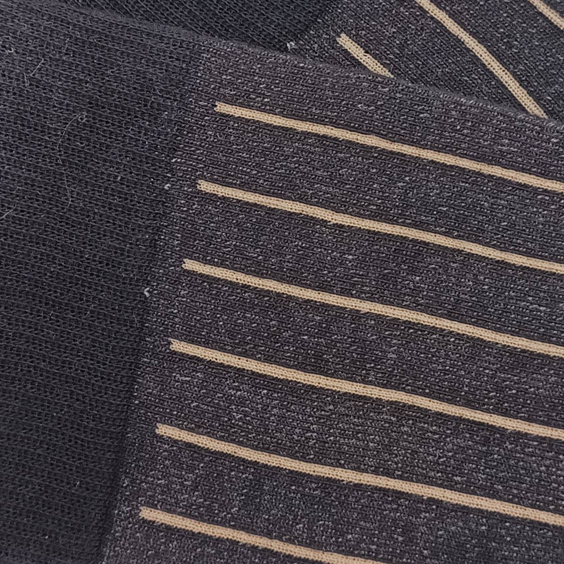 zwart-camel MissSocks lage sokken met geribbelde verticale strepen in zwart en camel voor groothandel op Faire2