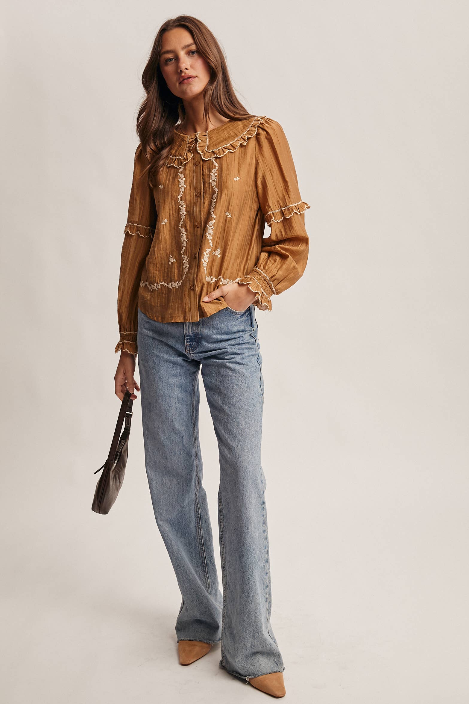 Forte – wholesale Blus - Dam – Broderad blus i bomull med volangkrage FT00034