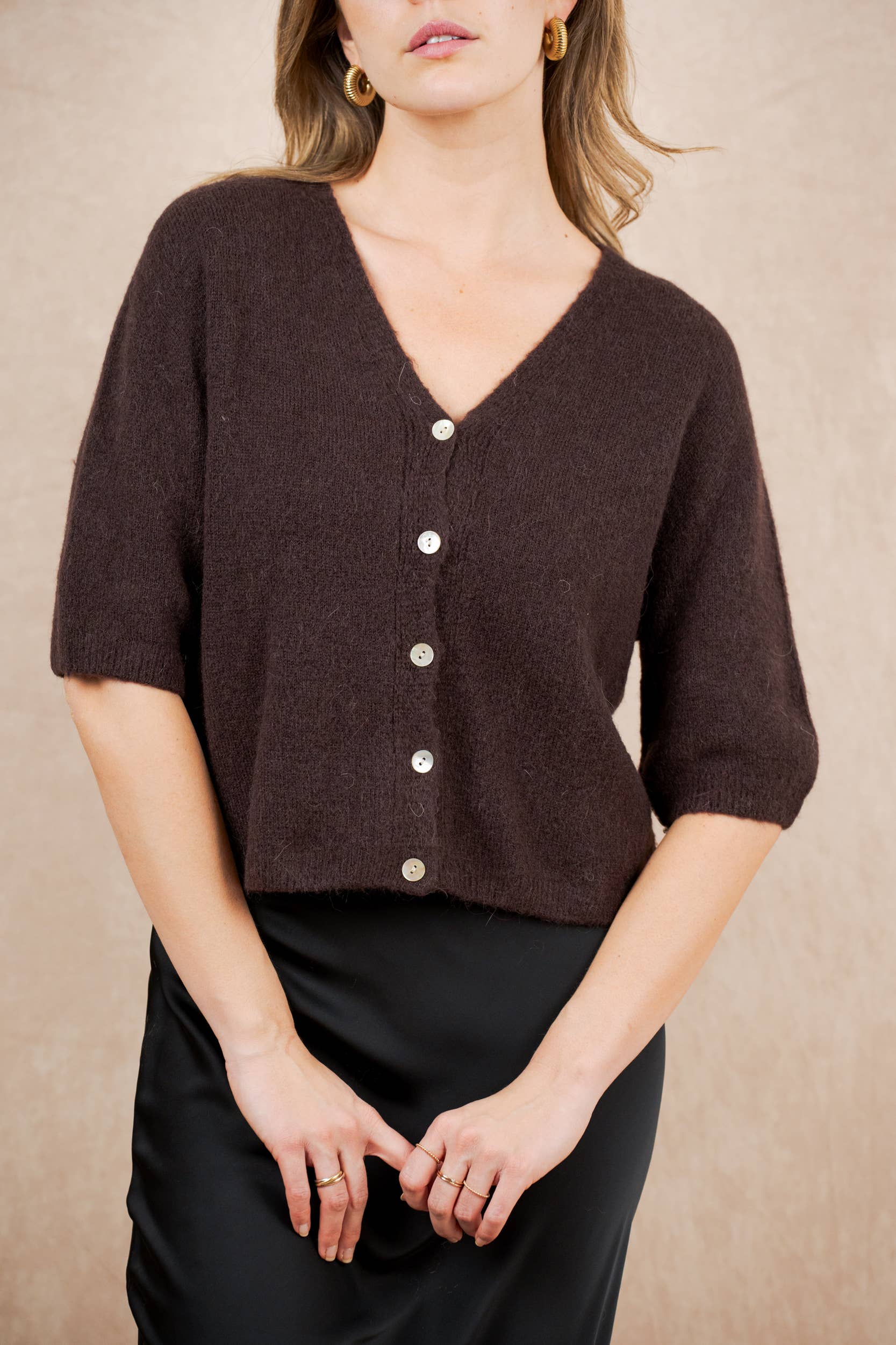 NAÏS PARIS - Wholesale Cardigan - Dames - V-hals cardigan met knopen en 3/4 mouwen van alpaca en wol23