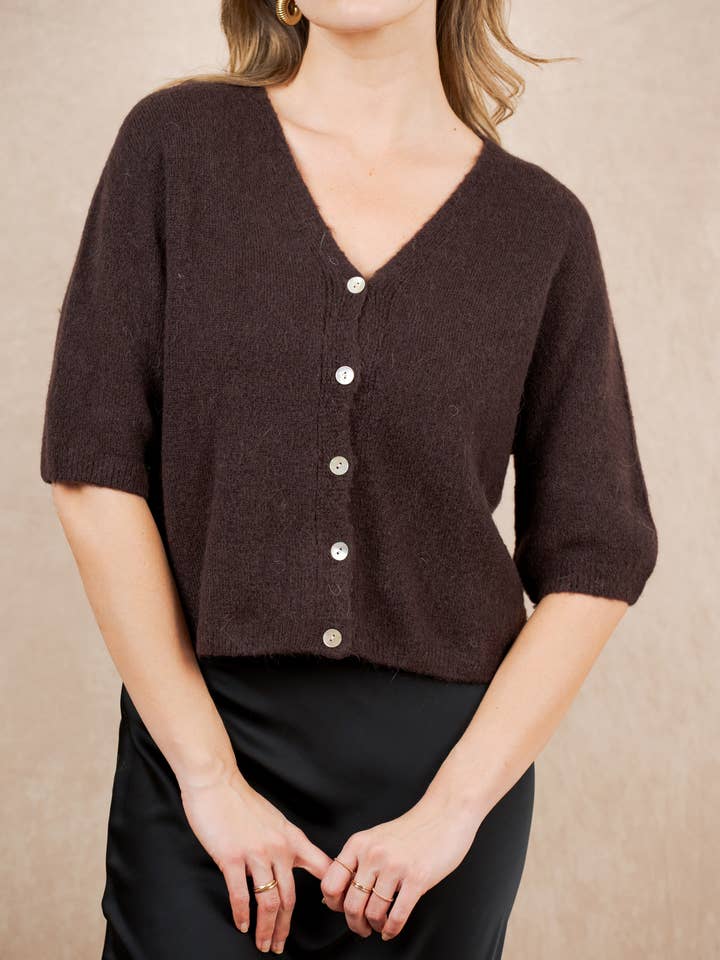 NAÏS PARIS - Wholesale Cardigan - Dames - V-hals cardigan met knopen en 3/4 mouwen van alpaca en wol23