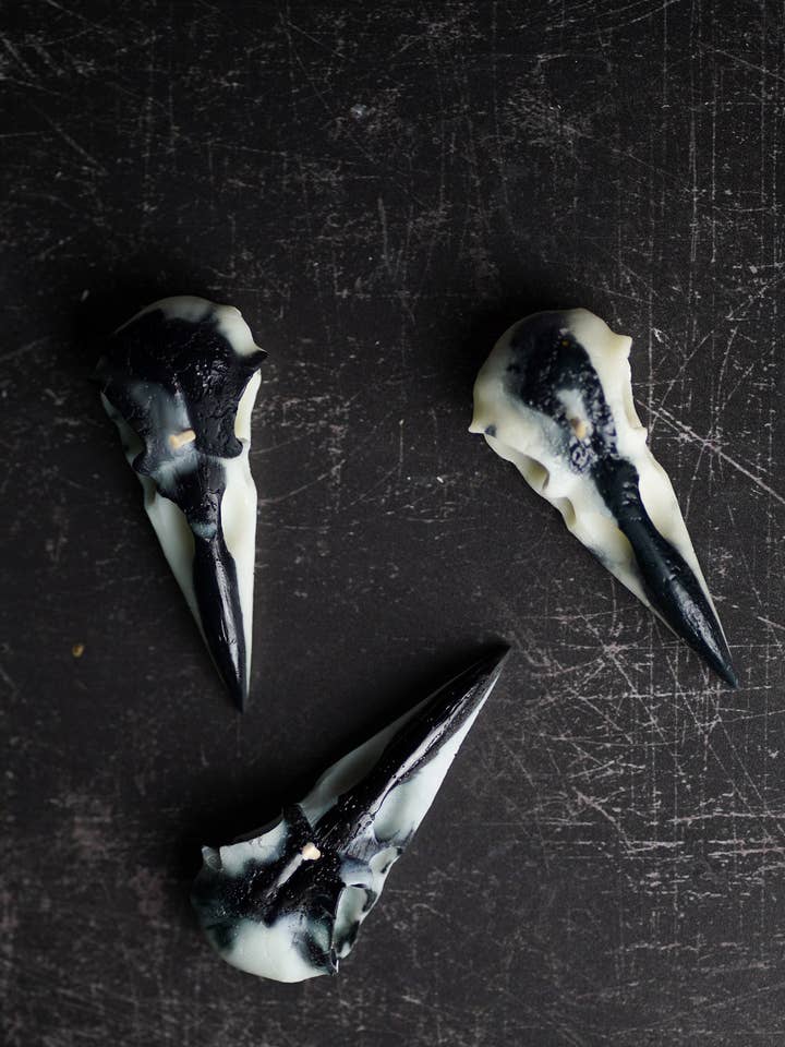 La Bougie Crâne de Corbeau pour la vente par FALLOW CANDLES