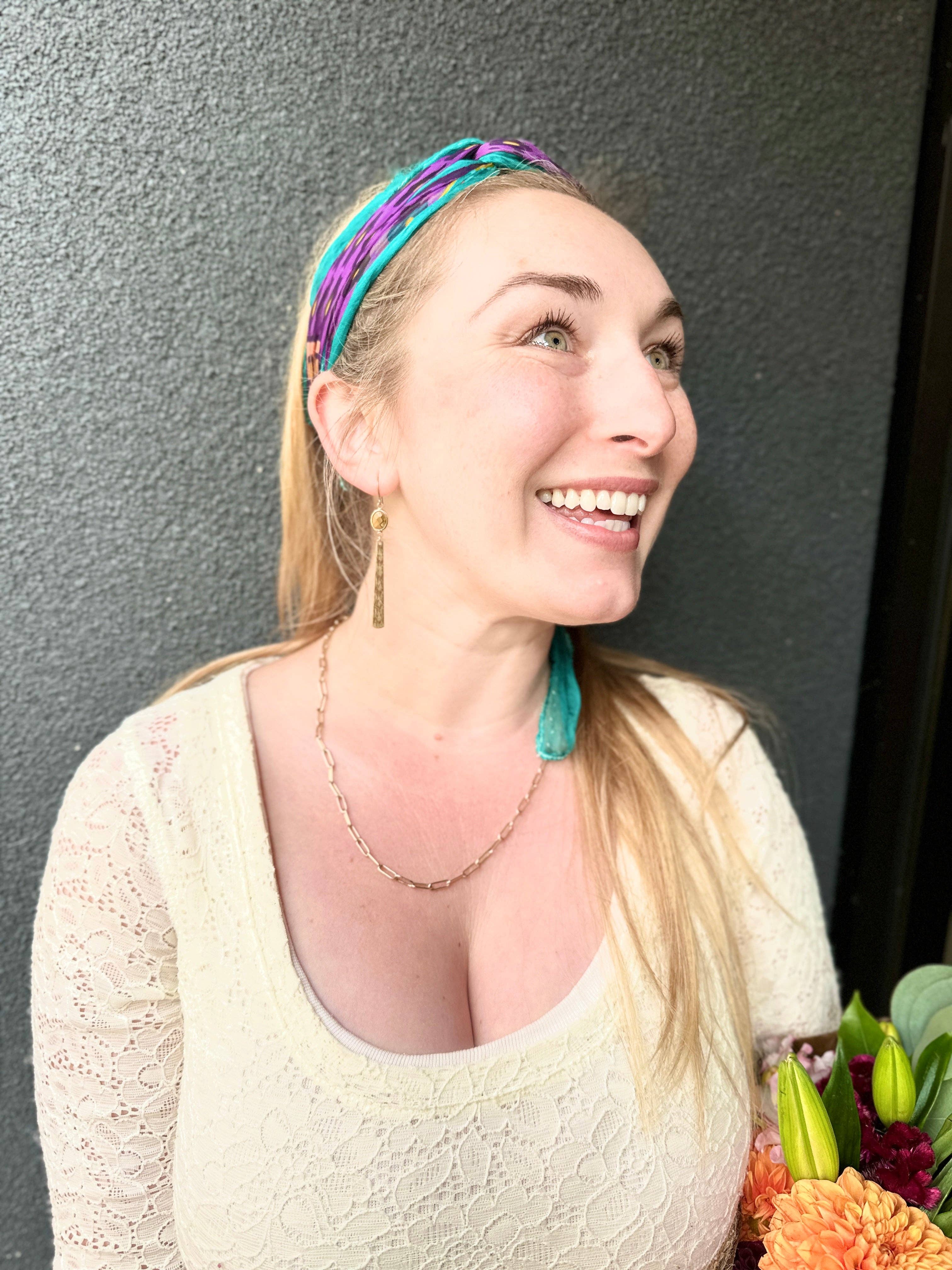 Moxie Collective (formerly Atonement Design) – Großhandel Ohrhänger – Gelbe ovale Perlen- und Messingstab-Ohrringe4