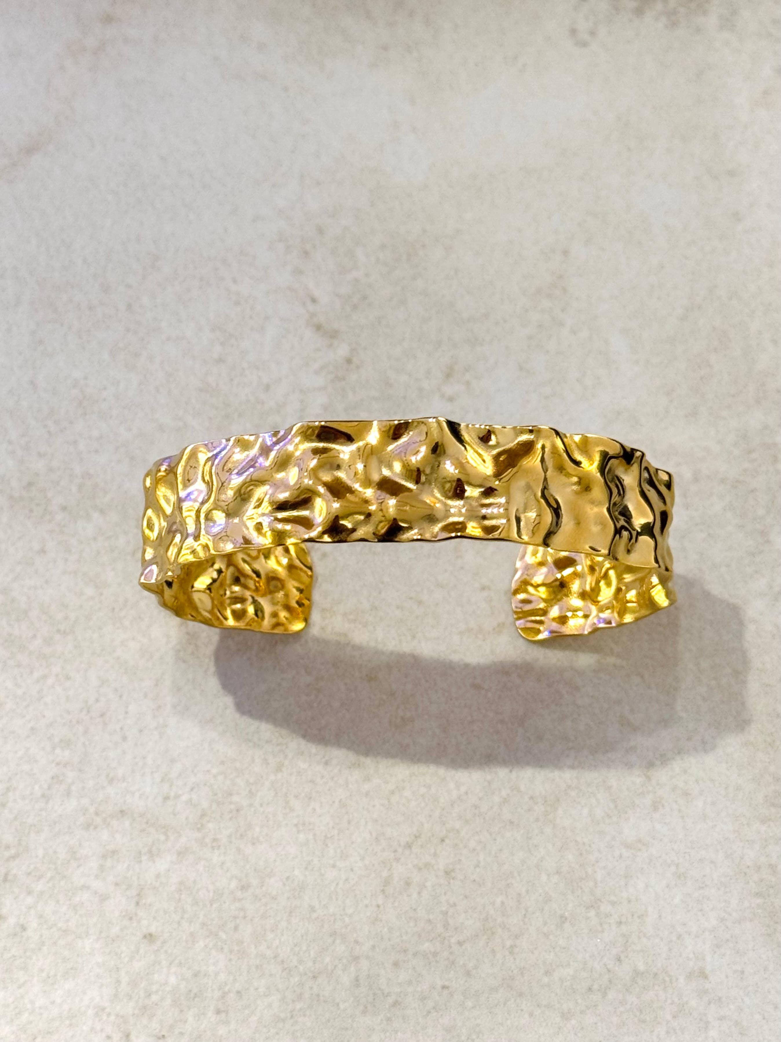Cassette Barcelona – Großhandel Manschettenarmband – Catey Armreif aus Edelstahl mit 14 Karat Goldbeschichtung1