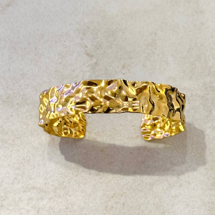 Cassette Barcelona – Großhandel Manschettenarmband – Catey Armreif aus Edelstahl mit 14 Karat Goldbeschichtung1