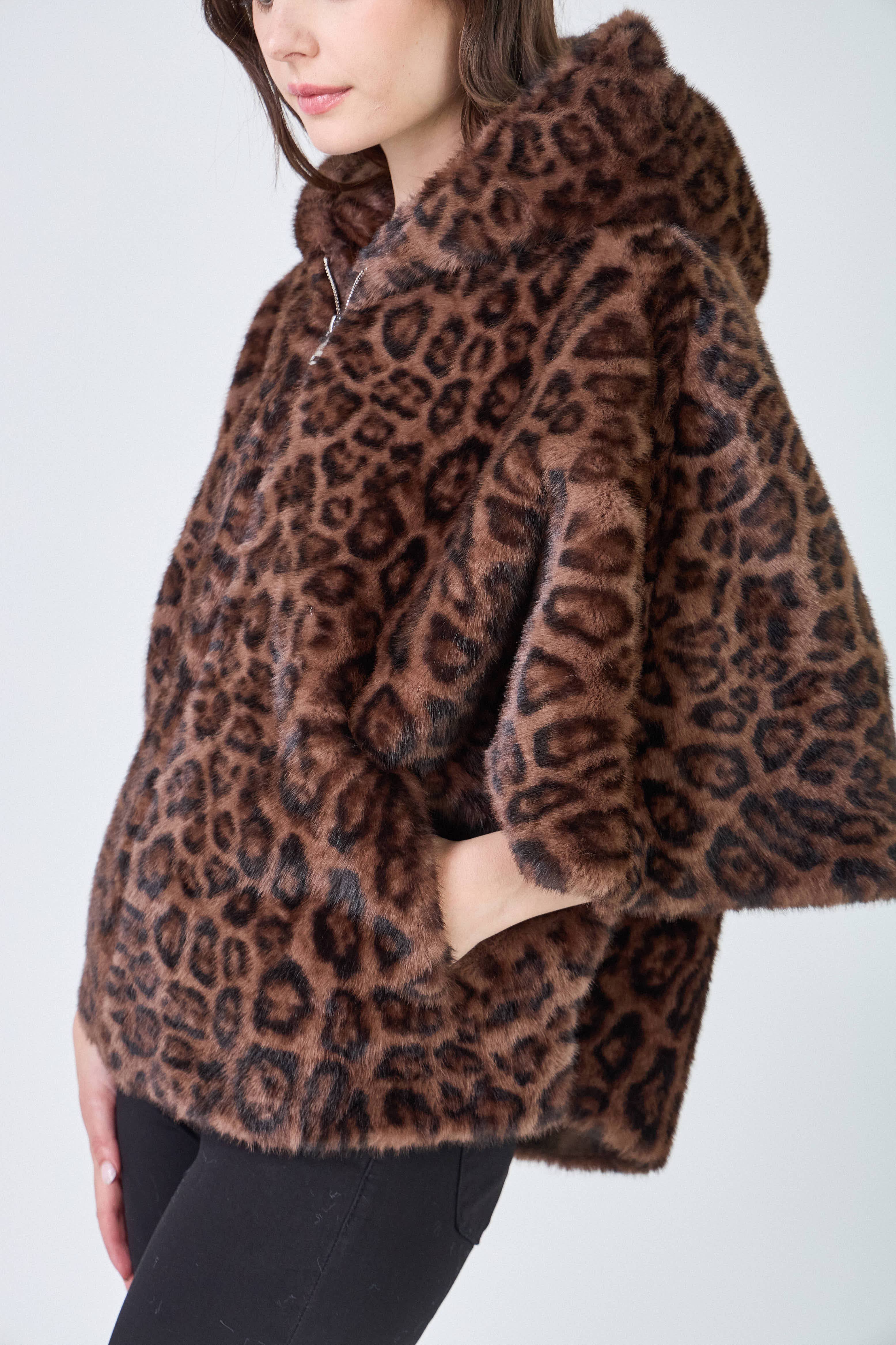 Giovanni Paris - Vendita all'ingrosso Pelliccia/Pelliccia sintetica - Donna - Mantella Alizée con cappuccio in ecopelliccia37