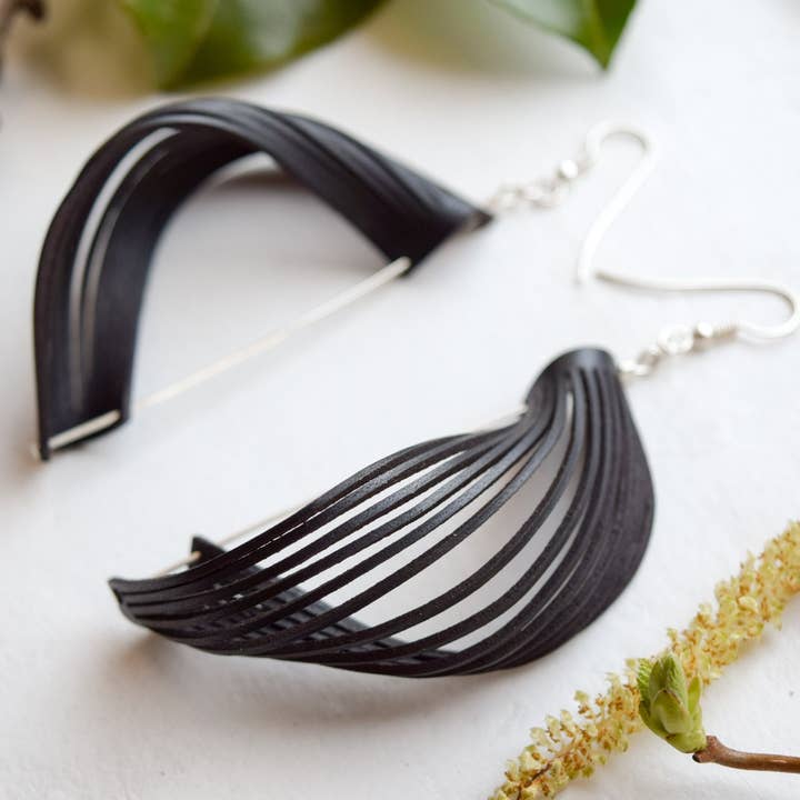 Orecchini VIIVA in pelle fatti a per la vendita all'ingrosso da parte di Strips & Stripes