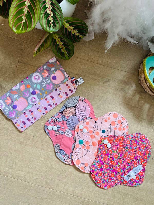 Set di 3 salvaslip lavabili più una pochette da trasporto taglia S per la vendita all'ingrosso da parte di Sacrée Française