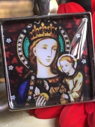 Ciondolo Vergine Maria, Madre di Dio, con Gesù Bambino per la vendita all'ingrosso da parte di Elysium Pendants