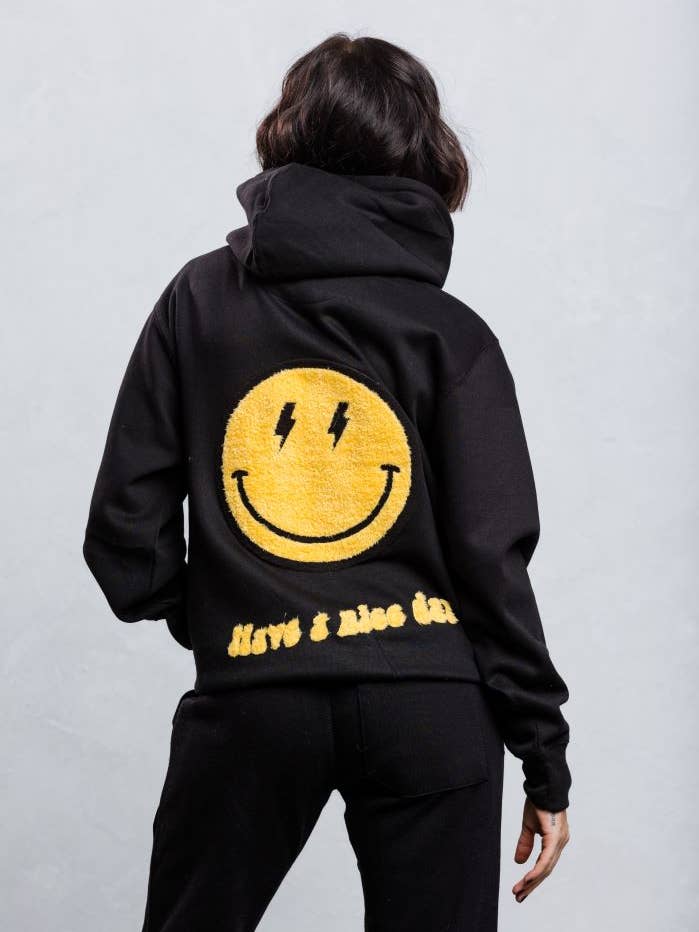 Trio Urban – Großhandel Hoodie – Damen – Gelber Unisex-Hoodie mit Smiley-Gesicht0