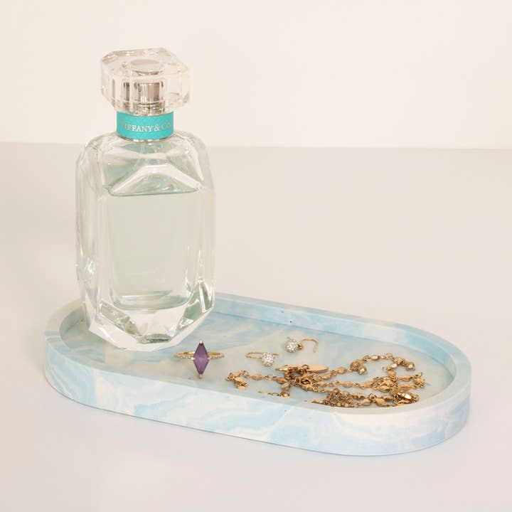 Plateau à bibelots et bijoux ovale en jesmonite marbrée bleu et blanc pour la vente par Lunar Living