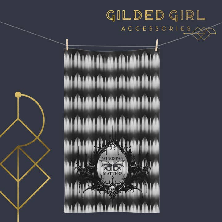 Torchon "L'envergure compte" – Essuie-tout littéraire pour les lecteurs de romantasy et les amateurs de fantasy | Accessoires Gilded Girl pour la vente par Gilded Girl Accessories