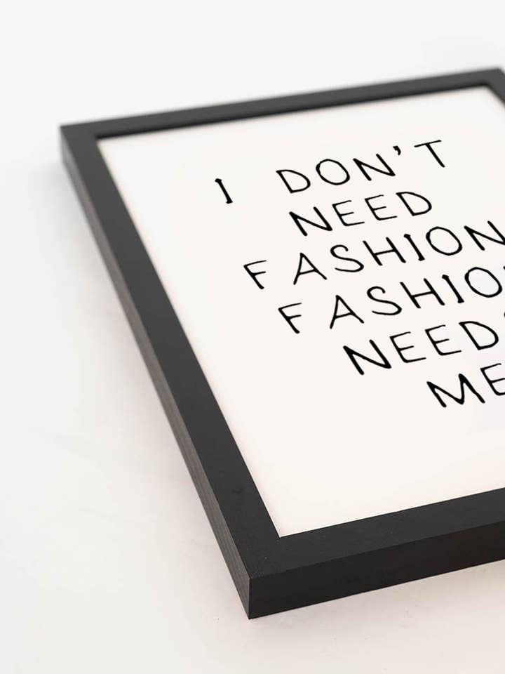 Stampa artistica « Fashion Needs Me » con cornice per la vendita all'ingrosso da parte di Any Image