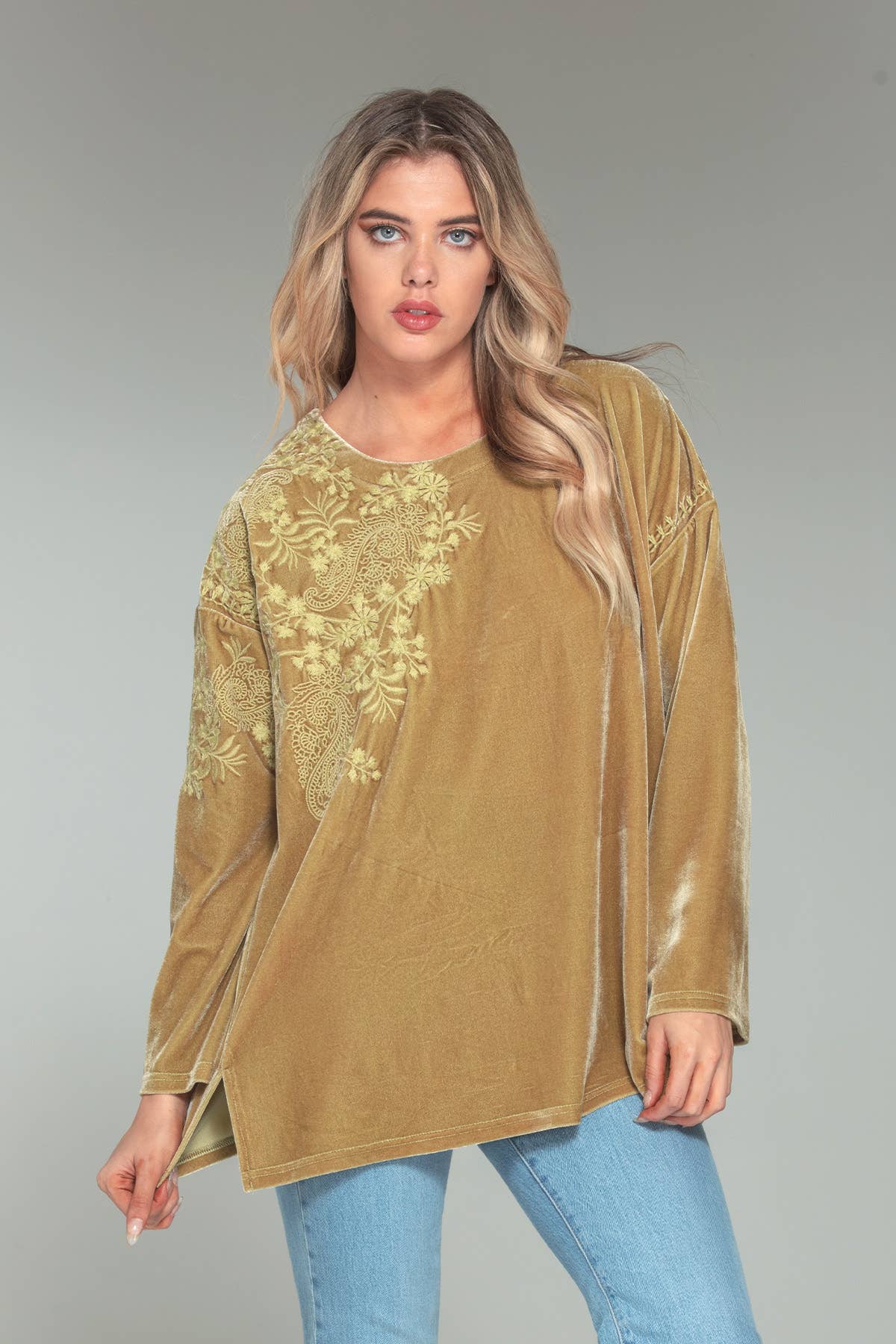 Paparazzi - Venta al por mayor Blusa - Mujer - Top de terciopelo elástico con bordado tonal en hombro 1321-MAT5