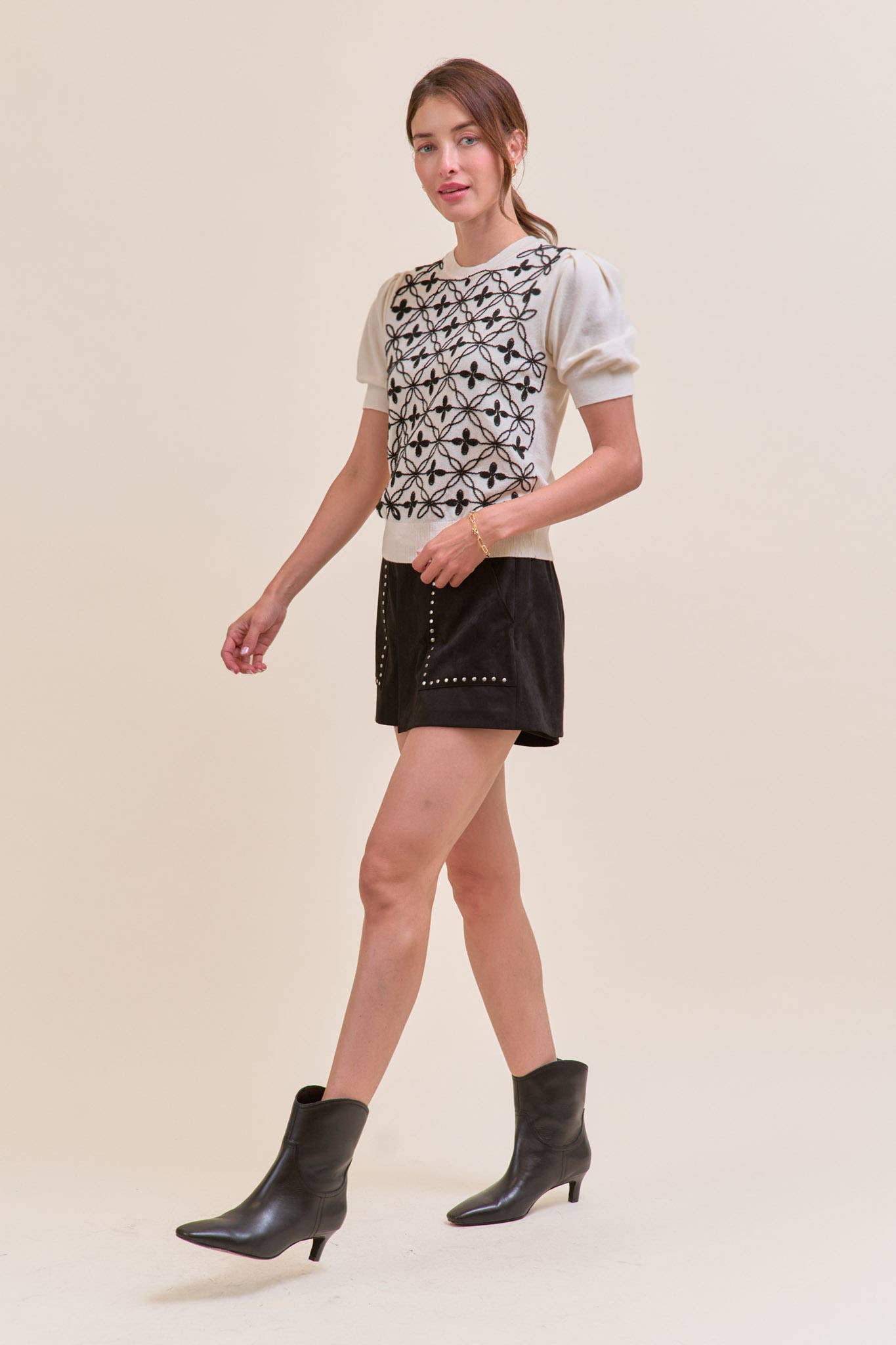 &MERCI - Wholesale Knit Sweater - Women's - SHORT PUFF SLEEVE EMBROIDERY FRONT SWEATER MSW1083219