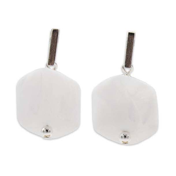 Øreringe med 1 terning hvid mat for engroshandel hos FATES, style with a story