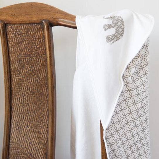 Hooded Towel White/Grey Elephant för wholesale av Lily and Mortimer