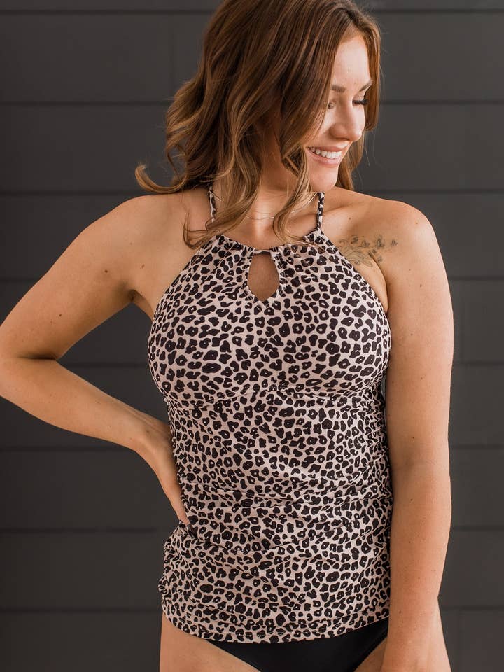 Chasing Sunsets Tankini Badtröja - Taupe & Svart Leopard för wholesale av Mack and Mal