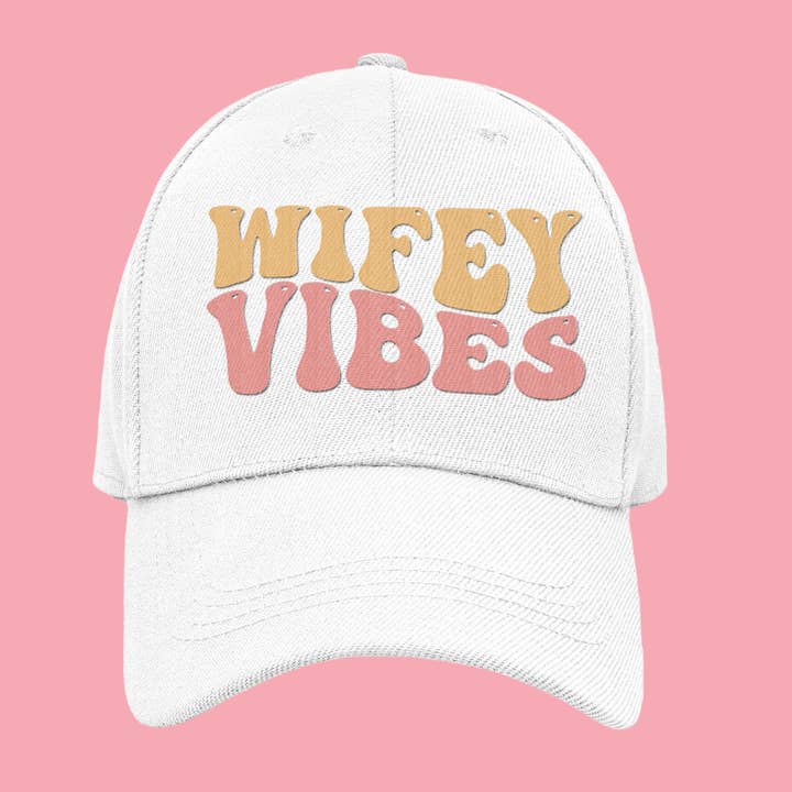 Wifey Vibes Hat, Brude Tilbehør, Brude Tilbehør, Sjov for engroshandel hos Never Knew I Needed