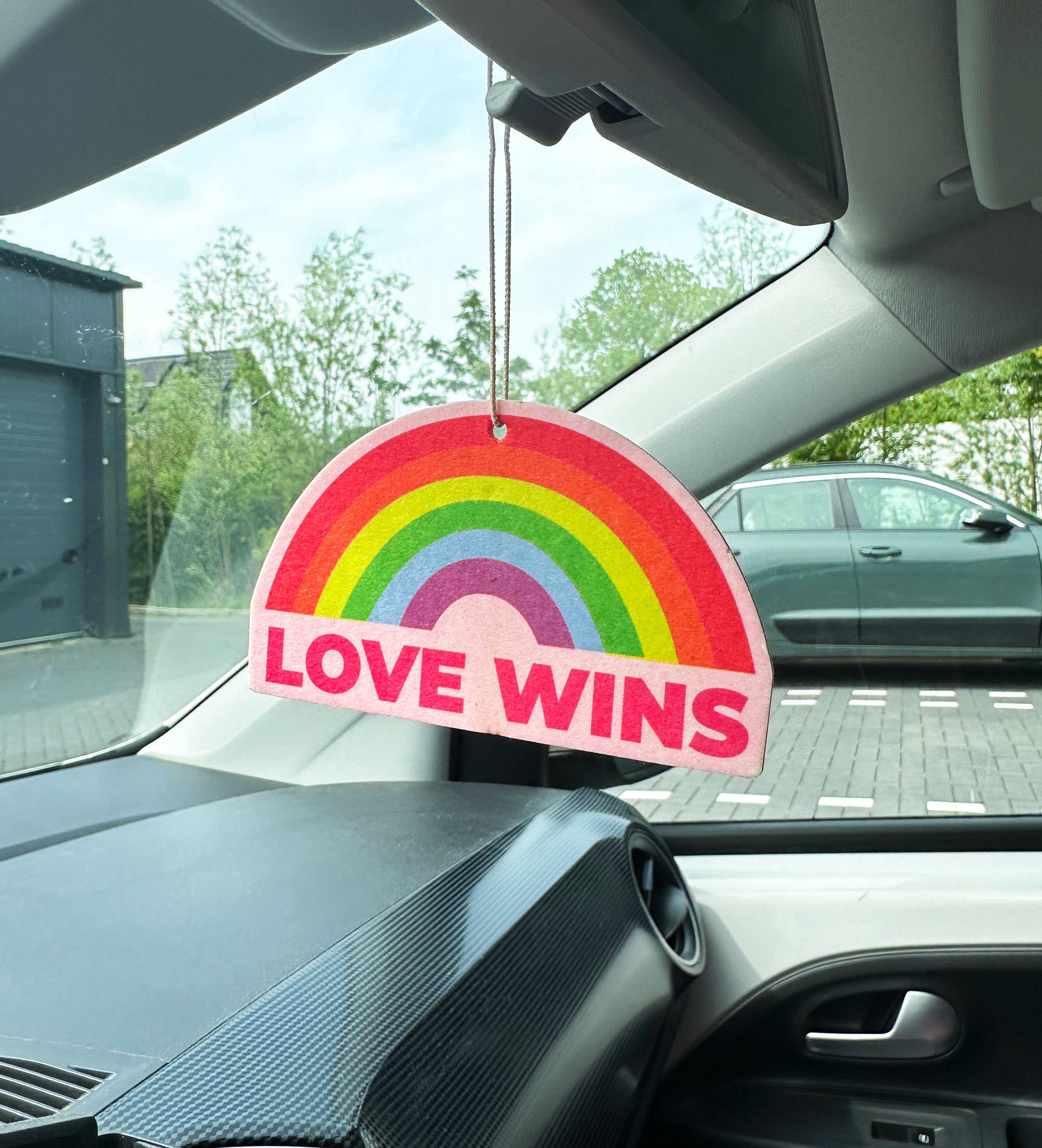 Studio Soph (We Pay Your Import Fees - We Ship DDP) - Vente Désodorisant pour voiture – femme - Désodorisant Love Wins LGBTQ+ à la vanille5