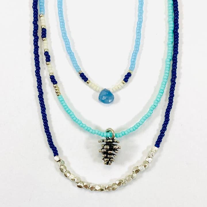 Maine: Trippel pärlstav halsband Set - Pine Cone på Blues för wholesale av Sarah Crawford Handcrafted