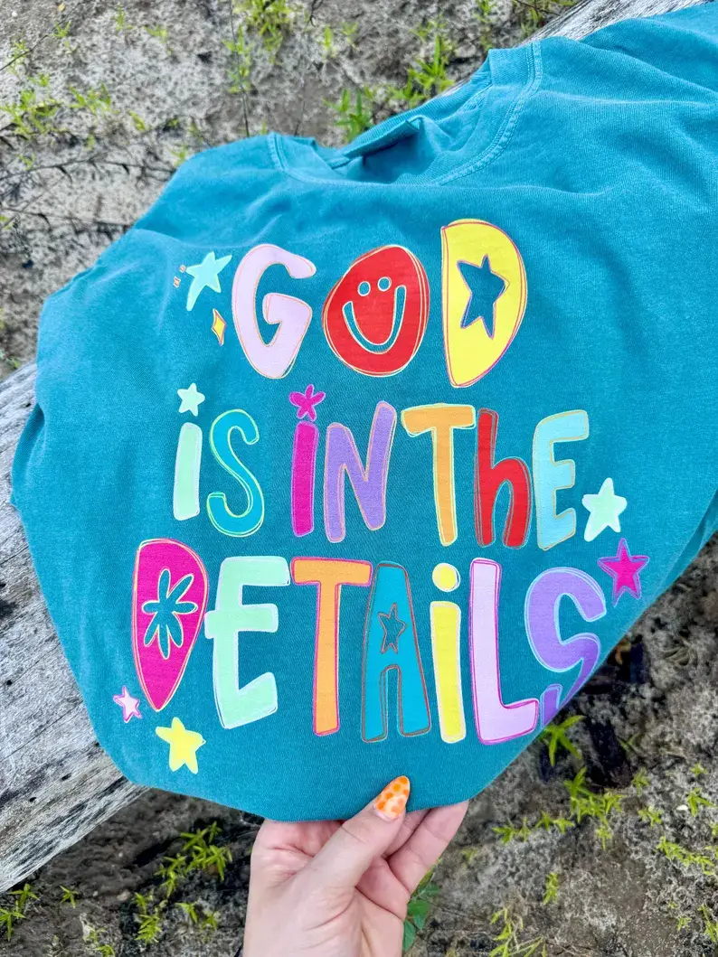 Front Porch Boutique - Wholesale T-Shirt (Graphic) - Unisex - God Is In The Details Short Sleeve Tee0