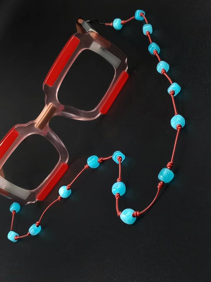 Agata Blue i rødt læder til briller for engroshandel hos MiCuelga