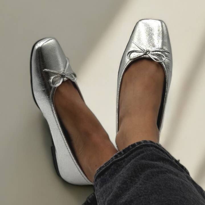 Madrid Ballerinas aus Leder mit quadratischer Zehenpartie in Silber für den Großhandel von Amie Rafa