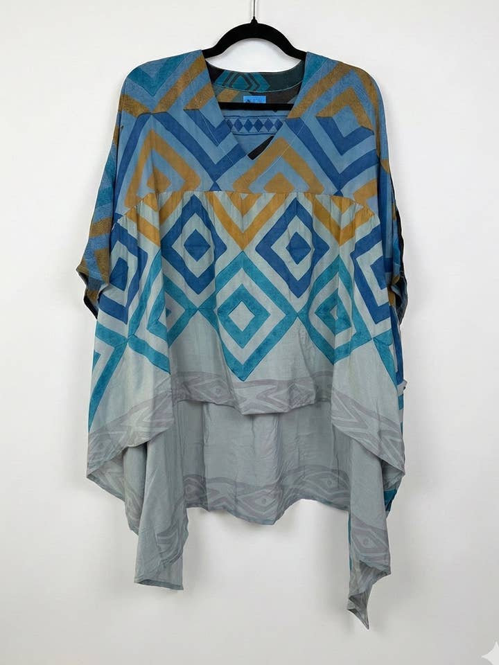 Haut en soie fluide Griselda 1000-27 pour la vente par She Lives Beauty