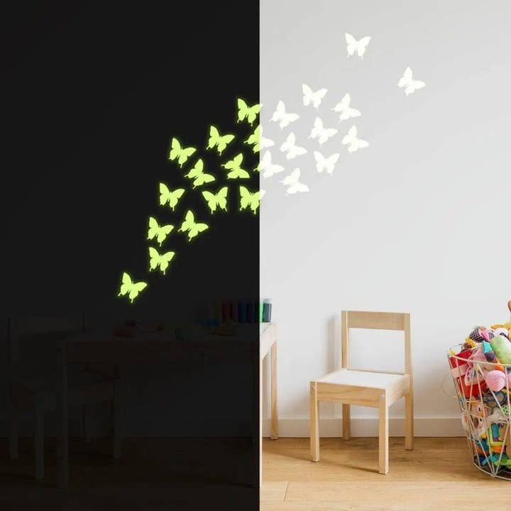Sticker mural Papillons nocturnes lumineux - Éclairage enchanteur de la nature pour la vente par Decords
