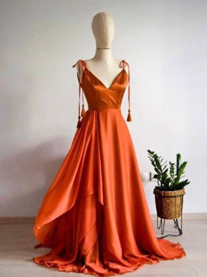 Burnt Orange Chiffon-Kleid mit Satin-Oberteil, figurbetont mit ausgestelltem Rock für den Großhandel von Modayladans