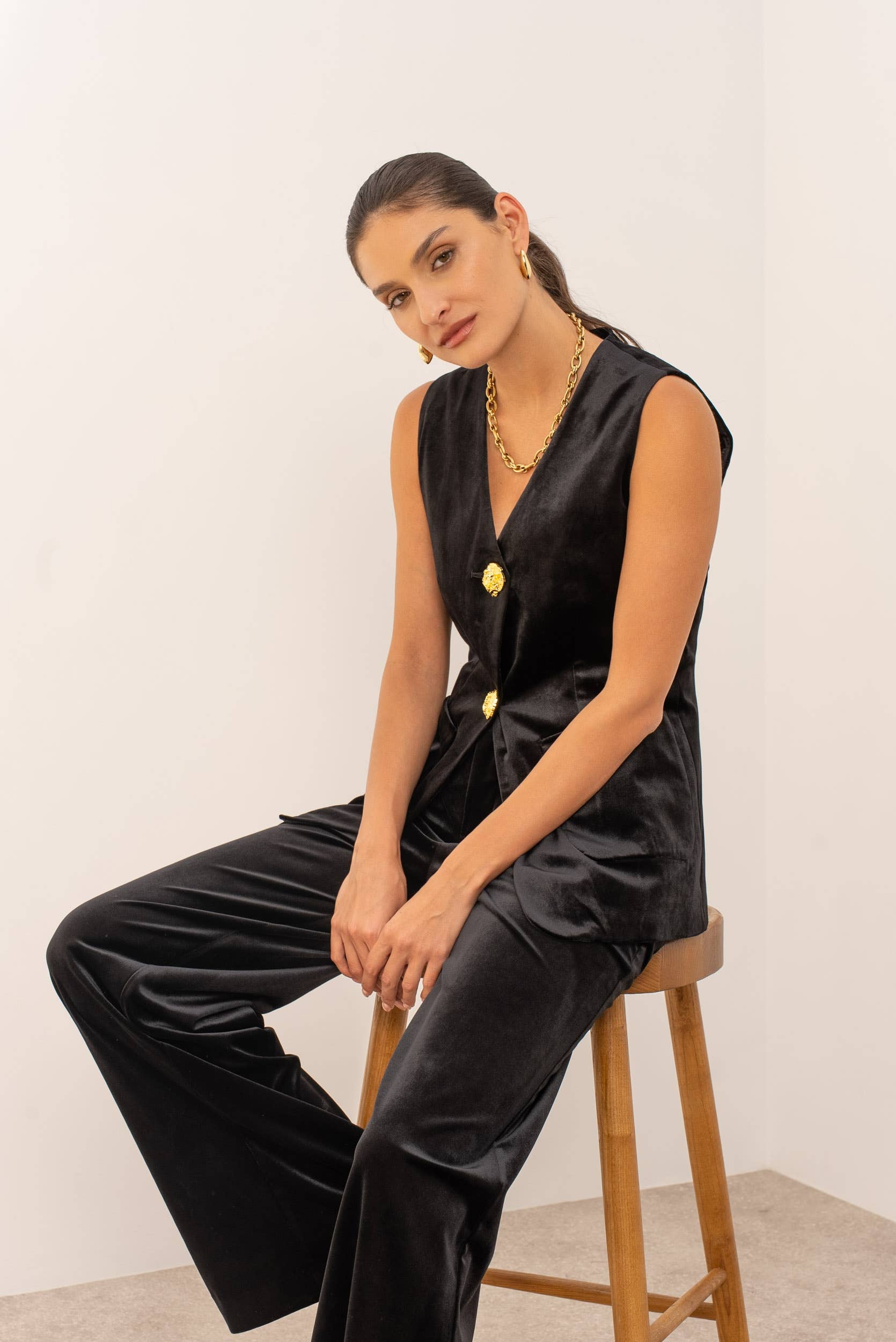 Attentif Paris – Engroshandel Habitvest – til kvinder – Lang velourvest med guldknapper31