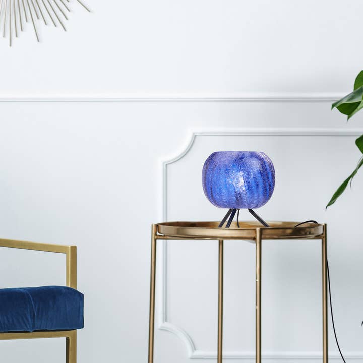 River of Goods - Vente Lampes d'appoint/de bureau - Lampe de table trépied Libby 11,5" H avec abat-jour en globe de verre bleu0