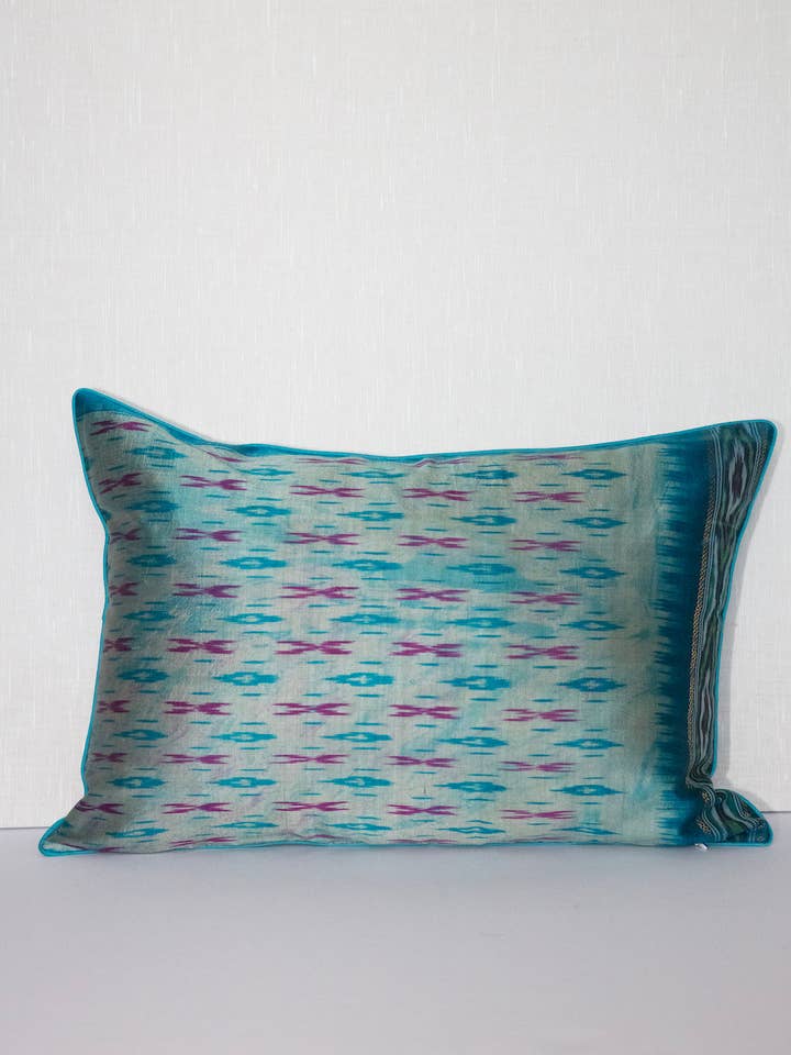Housse de coussin sari en soie Ikat vintage céruléenne 12 x 20 pour la vente par Rameti studios