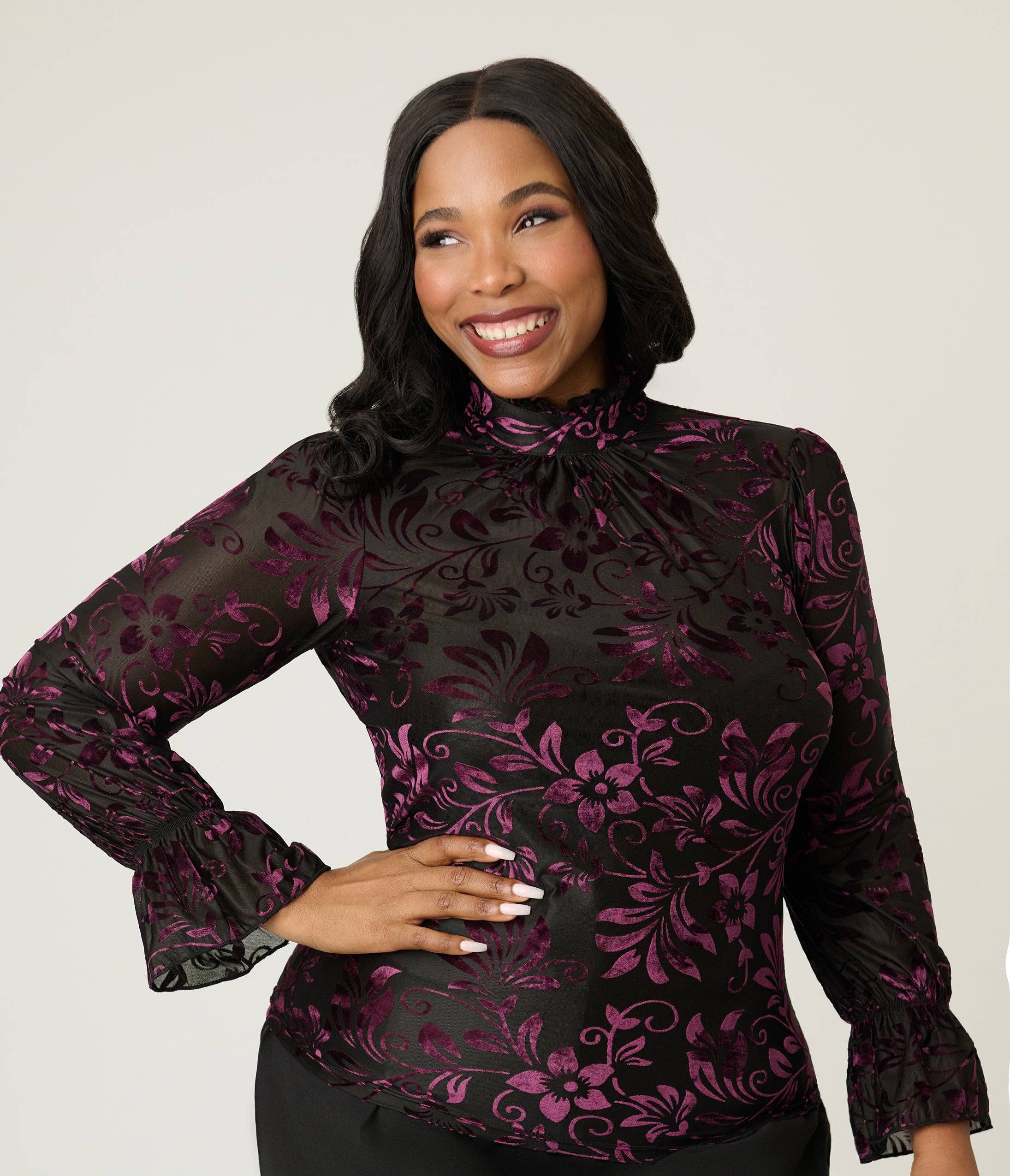 Unique Vintage - Venta al por mayor Blusa - Mujer - Blusa Donna de Talla Grande en Terciopelo Negro y Púrpura con Estampado Floral de Unique Vintage2