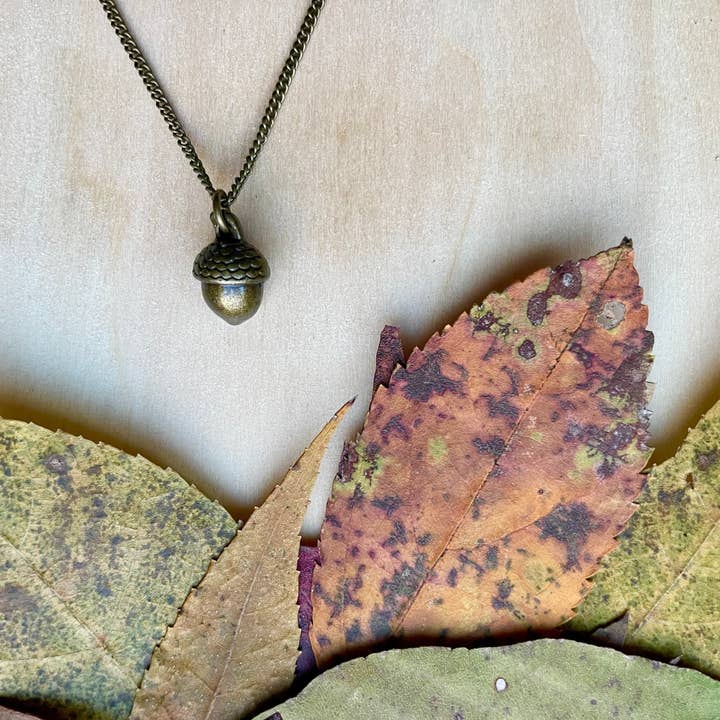 Agern Halskæde i Aldret Messing, 18" for engroshandel hos 2 ODD BIRDS