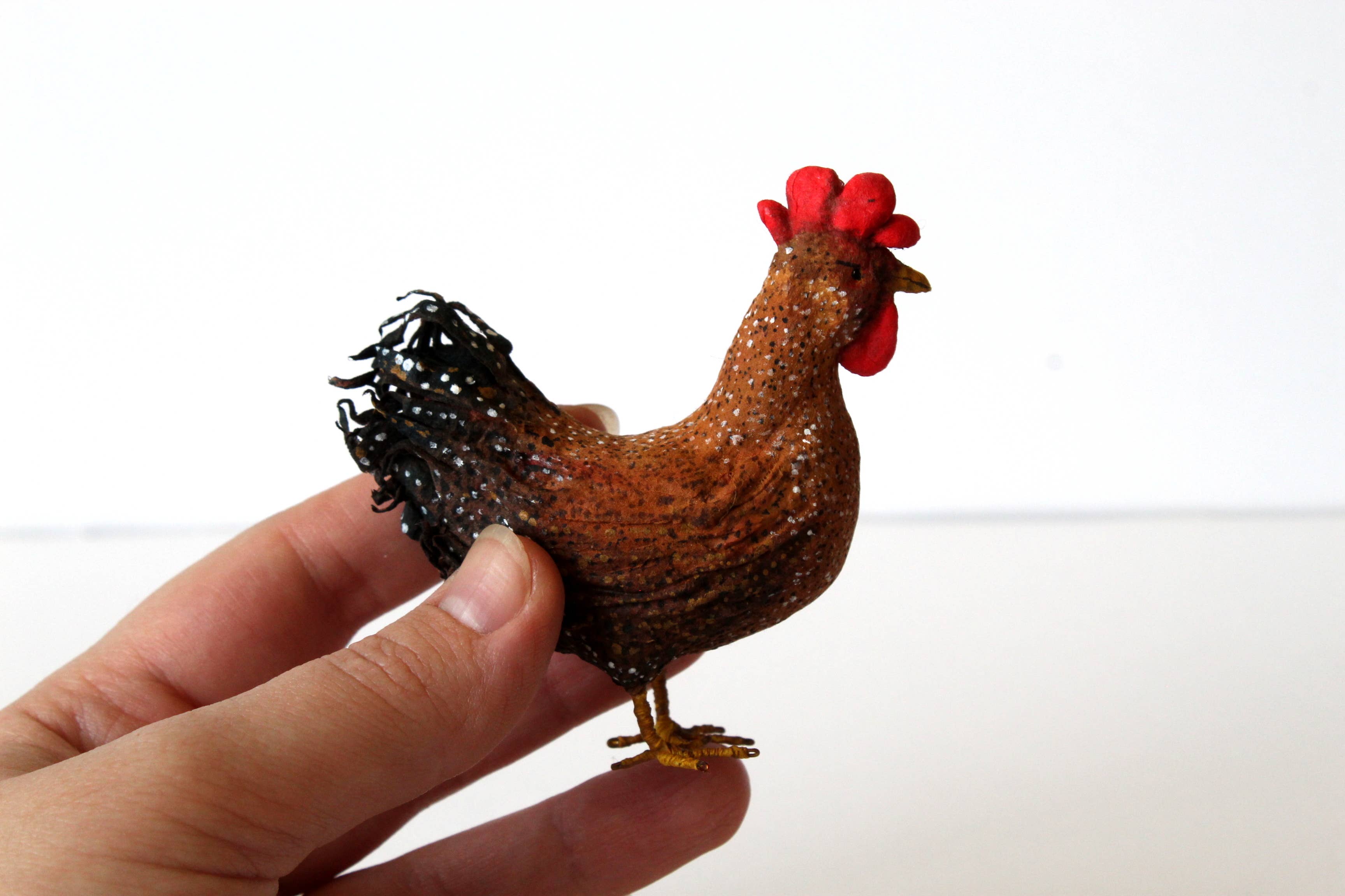 Lenasminiland - Venta al por mayor Figura decorativa - Figura miniatura de gallina de fieltro de algodón para casita de muñecas1