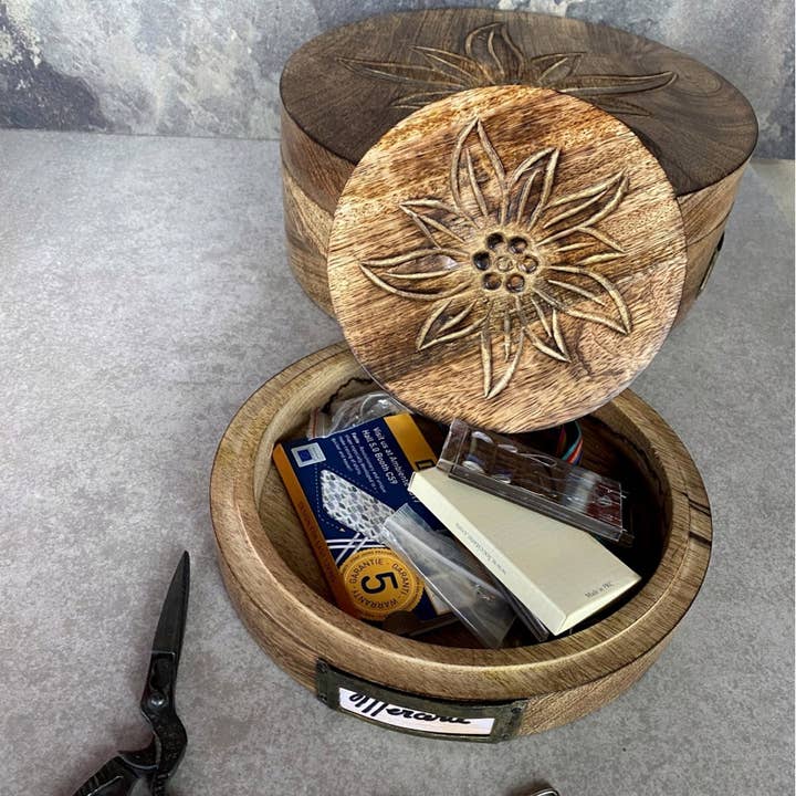 Grande boite ronde en bois brûlé pour la vente par LES SCULPTEURS DU LAC