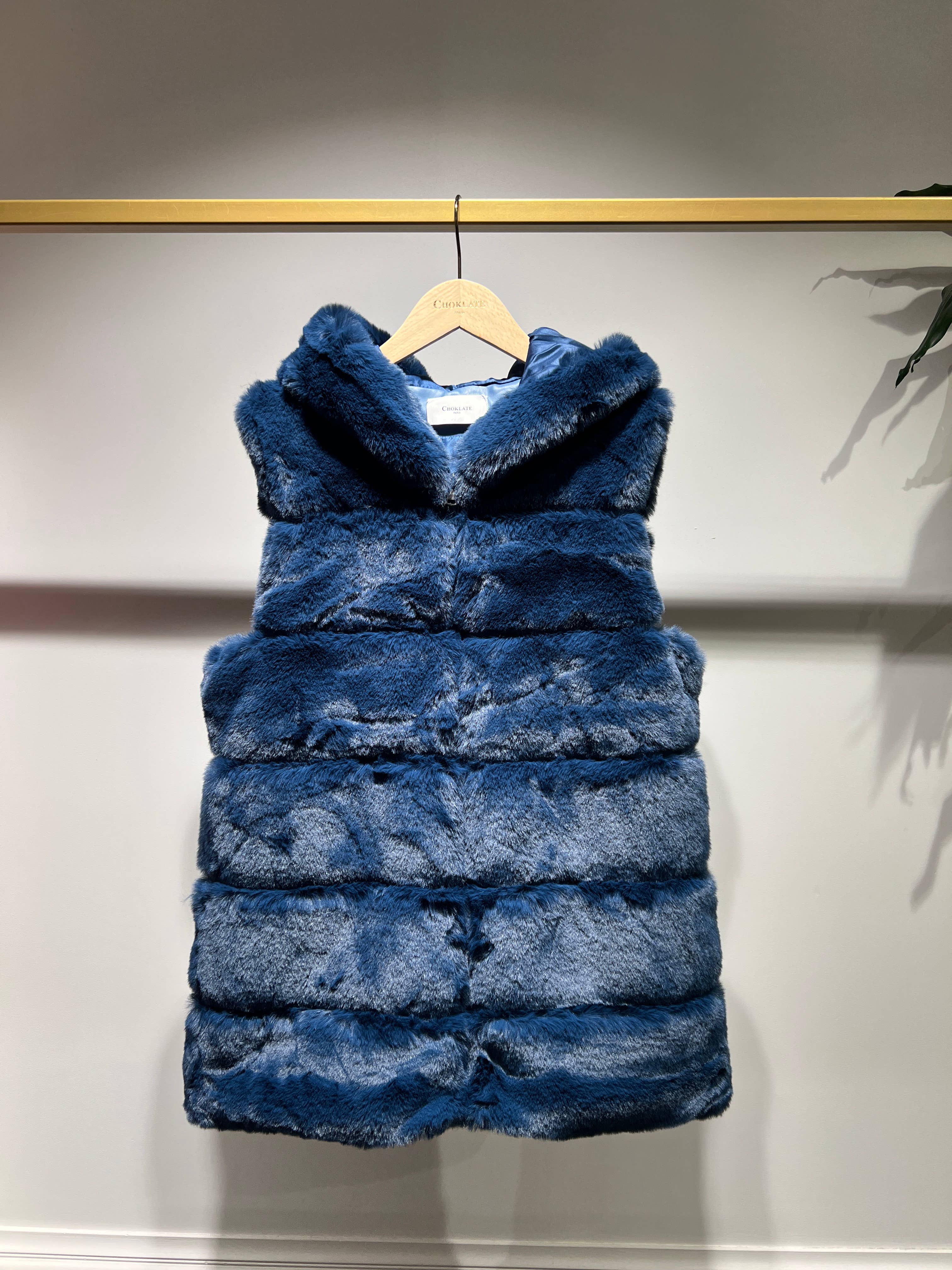 CHOKLATE PARIS – Großhandel Oberbekleidungsweste – Damen – Ärmellose Kunstpelzweste mit Kapuze - Y1569