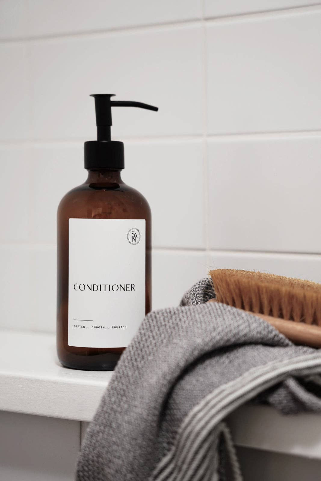 So At Nature - Vendita all'ingrosso Dispenser per sapone - Duo di bottiglie di vetro ambrato di lusso con pompa in metallo 500ml - Deux7