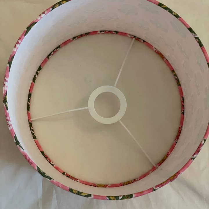 Olive and Limpet – Engroshandel Lampeskærm – 10 tommer lampeskærm med indisk håndbloktryk i rubinrød med okker og armégrøn blomsterdekoration3